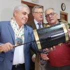 El empresario Javier Prado, con el presidente del CIT y el alcalde de Toreno, ayer. ANA F. BARREDO