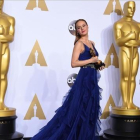 La actriz Brie Larson posa con su Oscar tras la ceremonia.