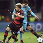 Kevin Kampl pelea por el control del balón con Lionel Messi.