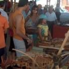 La gente aprovechó ayer para ver, comprar y degustar el pulpo en un día de fiesta y de intenso calor