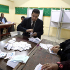 Varios oficiales egipcios cuentan los votos el pasado miércoles.