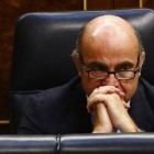 El ministro de Economía en funciones, Lius de Guindos, en la sesión de investidura de Mariano Rajoy.