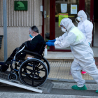 Un anciano trasladado desde una residencia en la que se detectaron casos de contagio. EFE - BRAIS LORENZO