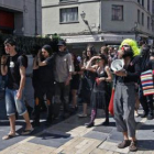 Los indignados portan el ataúd de la democracia en la calle Ancha.