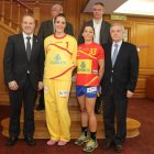 Las jugadoras del Cleba, Cristina y Raquel, junto al alcalde y el presidente de la Federación.