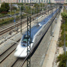 El AVE entre Barcelona y Madrid a su paso por L'Hospitalet.