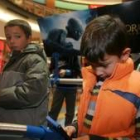 Dos niños juegan con las videoconsolas de Espacio León en la tarde del sábado