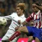 El defensor Míchel Salgado lucha por el control de un balón con Sergi durante un partido de Liga