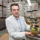 Enrique López, jefe de Ventas de Ibsa, junto a los nuevos productos que están ya en el mercado.