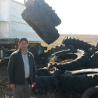 El presidente, José Jiménez, muestra algunas ruedas recogidas.