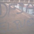 Las pintadas amenazantes las hicieron sobre los paneles acristalados de las climatizadas.