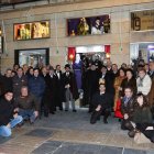 El grupo de fieles seguidores del escaparate de Lesmes García, ‘chupinazo’ de la Semana Santa leonesa.