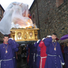 La procesión desafió a la lluvia en Nochebuena con un plástico cubriendo el paso.