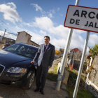 Peregrina, junto al cartel de su Pueblo, desde donde acude a las Cortes de Valladolid.