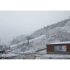 Los cañones producen nieve en Leitariegos, ayer en la estación