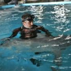 Un técnico vigila la oxigenación del tiburón aparecido en la playa del Miracle de Tarragona