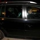 Y así abandonaron la comisaría, ya sin ganas de guardar su identidad
