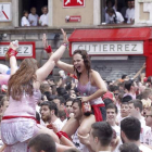 Miles de personas celebran el inicio de los sanfermines en la plaza del Ayuntamiento de Pamplona.