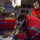 Las dos voluntarias de Cruz Roja se preparan para la ruta nocturna en busca de las personas que estas noches duermen en la calle. FERNANDO OTERO