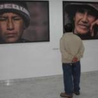 Un hombre observa algunas de las fotografías de la exposición