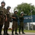 Miembros de la policía de Bolivia vigilaban ayer la sede de la filial de Repsol en el país
