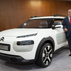 Alfredo Vila junto al prototipo del futuro C4 Cactus, que Citroën fabricará en España.