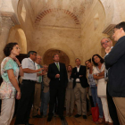 Silván, en el centro, escucha las explicaciones de Enrique Sáiz, (derecha, con Antolín de Cela) en la iglesia de Peñalba.