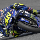 Valentino Rossi, con su Yamaha, en la última sesión de entrenamientos de ayer en Tailandia.