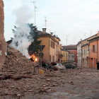 Los bomberos trabajan junto a los escombros de un edificio tras el terremoto.