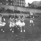 Grupo de chicas disputando un partido de fútbol en Madrid en 1935.
