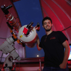 Pablo Rodríguez Ovalle, en el Observatorio Astronómico del Coto Escolar de León la noche de San Lorenzo de 2022. FERNANDO OTERO