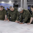 Shoigu (segundo por la derecha) en el puesto de mando avanzado en el frente. RUSSIAN DEFENCE MINISTRY PRESS