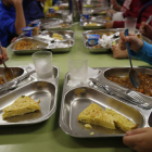 Varios niños con su menú en un comedor escolar. JESÚS F. SALVADORES