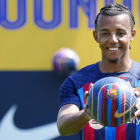 Koundé posa con la camiseta blaugrana en su presentación oficial con el Barcelona. FONTCUBERTA