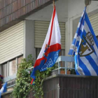 Las banderas de la Deportiva y de El Bierzo no dejan de «brotar» en cada edificio.