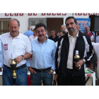 Miguel Ángel, Julián y Ferreiro, los tres primeros clasificados, posan con sus trofeos.
