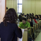 Aspirantes a los puestos, durante el examen.