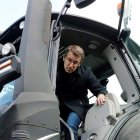 Núñez Feijóo, ayer, en un tractor de grandes dimensiones.