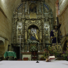 La Soledad y el Nazareno, delante de la Virgen del Mercado. FERNANDO OTERO