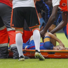 Iniesta abandona en camilla Mestalla tras sufrir una lesión en la rodilla derecha.