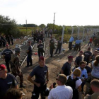 Policías húngaros forman una barrera humana para cortar el flujo de refugiados desde Serbia.
