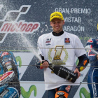 Brad Binder celebra en el podio de Motorland su campeonato mundial en Moto3.