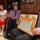 Pedro García Ríos (85 años), hermano de Emilio, muestra junto a su familia el documento que acredita