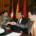 El rector estrecha la mano del gerente de la bodega, Fernández Pastor, en presencia de García-Prieto