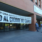 Pancarta de protesta contra el cierre de camas a la entrada del Hospital del Bierzo. ANA F. BARREDO