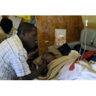 La joven Bahia, en el hospital, junto a su padre