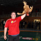 Avelino García, el último de los de la Montaña, logró el gallo al ganar a Alberto Rodríguez.