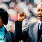 Winnie Mandela junto a su esposo Nelson Mandela a la salida de éste de la cárcel en 1990.