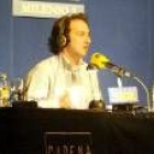 El periodista Iker Jiménez durante la emisión de su programa radiofónico «Milenio 3» en Ponferrada