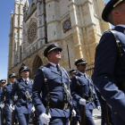 La formación de los alumnos de la Academia Básica del Aire desfila ante la Catedral, donde tendría lugar la ofrenda floral a la Virgen y el canto de la Salve Aviadora que completaría el acto.
